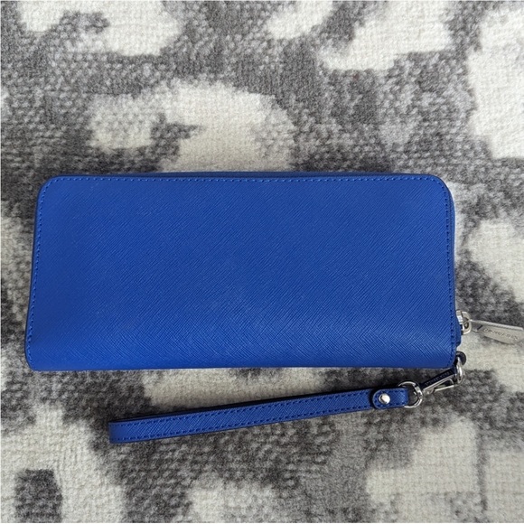 MICHAEL KORS SAFFIANO LEATHER ZIP AROUND WALLET IN ROYAL BLUE w/SILVER HARDWARE - Picture 4 of 8